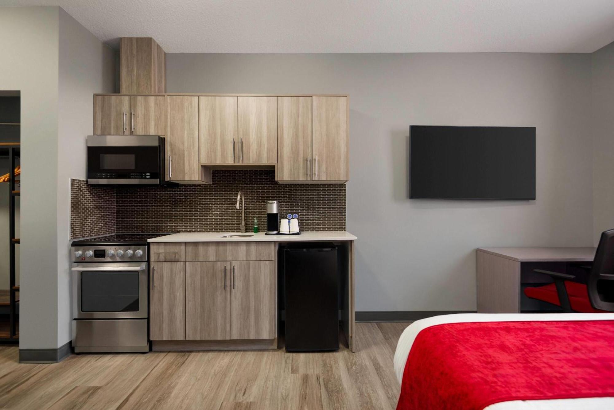 Ramada By Wyndham West Edmonton Hotel & Suites Exterior photo